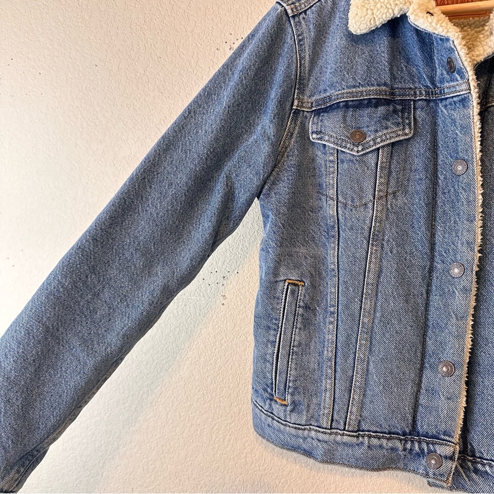 Levi's Light Blue Jean Jacket with Cream Collar - Picture 3 of 7